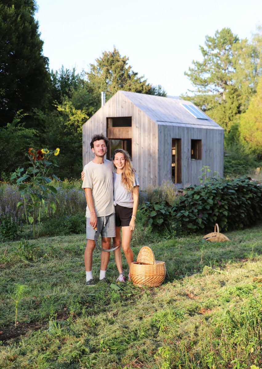 Chloe-et-Robin–devant-la-nouvelle-cabane-et-le-jardin-qui-se-developpe—la-Cabane-aux-Herbes